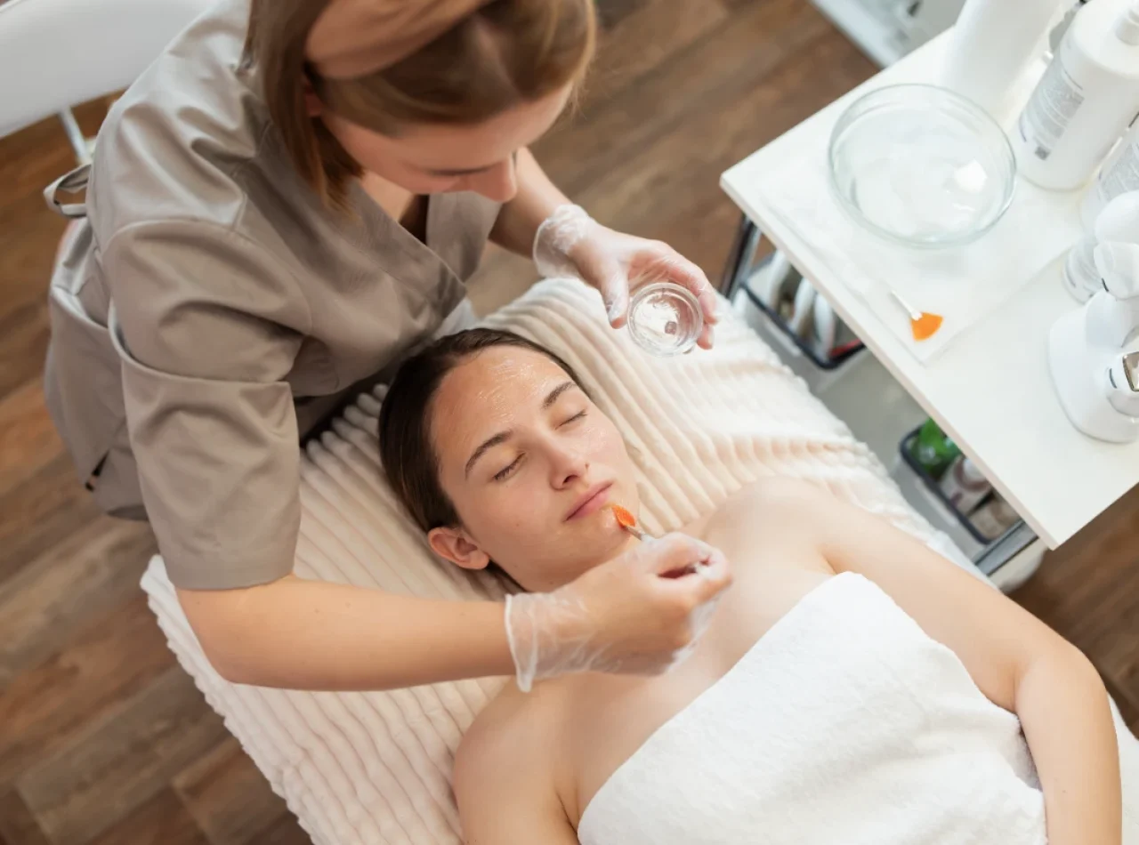 topdown-shot-doctor-applying-gel-opening-pores-face-before-cleaning